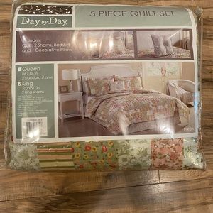 Day by Day King 5 Piece Quilt Set. New